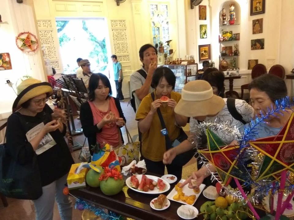 Tourists welcome Mid - Autumn Festival 2018 with Lotus Water Puppet
